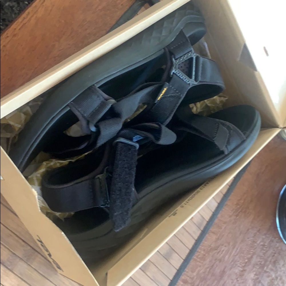 New Men’s Teva Water/Outdoor Sandals size 10